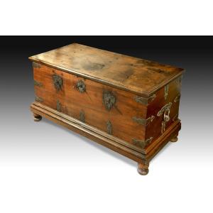 "hôtel De Ville" Chest In Walnut Wood And Wrought Iron Fittings. Castile, 17th Century.  