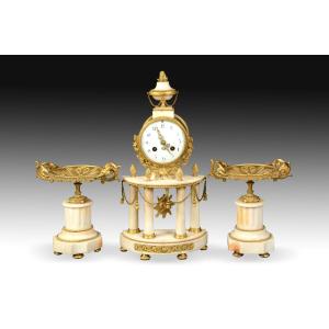 Garniture En Bronze Doré Et Marbre Blanc De Style Louis XVI, XIXe Siècle. 
