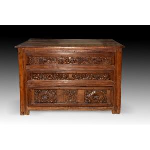 Commode De Sacristie En Bois De Noyer Avec Décoration Sculptée. Espagne, XVIIe Siècle. 