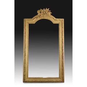 Cadre. Bois sculpté et doré. XVIIIe siècle.  