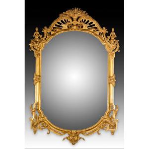  Miroir. Bois sculpté et doré. XXe siècle. 