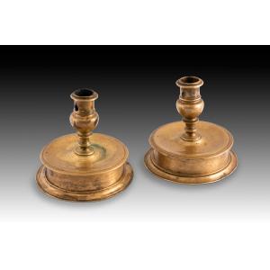 Paire de bougeoirs. Bronze. XVIe siècle. 