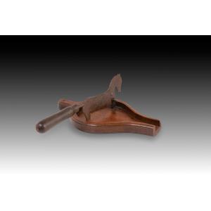 Coupe-chocolat. Bois, métal. XIXe siècle. 