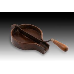 Coupe-chocolat. Bois, métal. XIXe siècle.