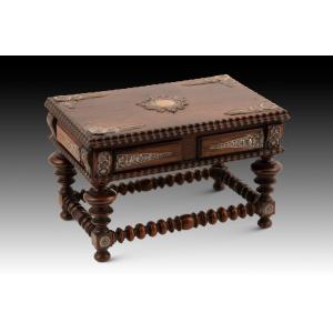  Table miniature. Bois, argent. Pinto & Carvalho, Portugal, première moitié du XXe siècle. 