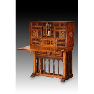 Bureau ou bargueño à pied en pont. Bois, fer, bronze, etc. École espagnole, fin du XVIe siècle.