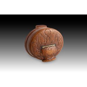 Tabatière. Bois sculpté, métal. École d'Europe du Nord, XVIIIe siècle.
