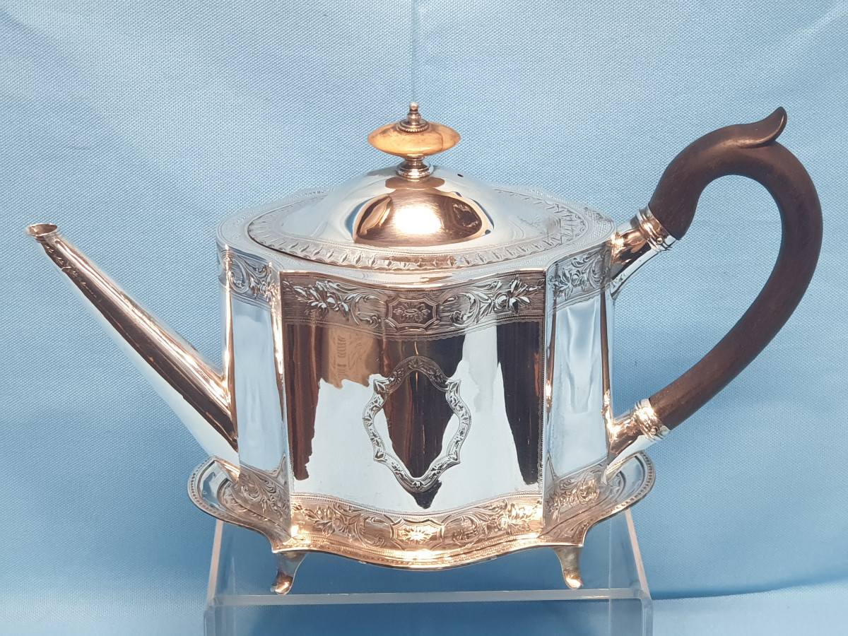 Théière en argent massif avec plateau. Londre 1792, orfèvre Robert Hennell I. 