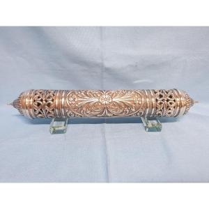 Mezuzah porte Torah en argent massif ajouré. XIX – XX siècle.