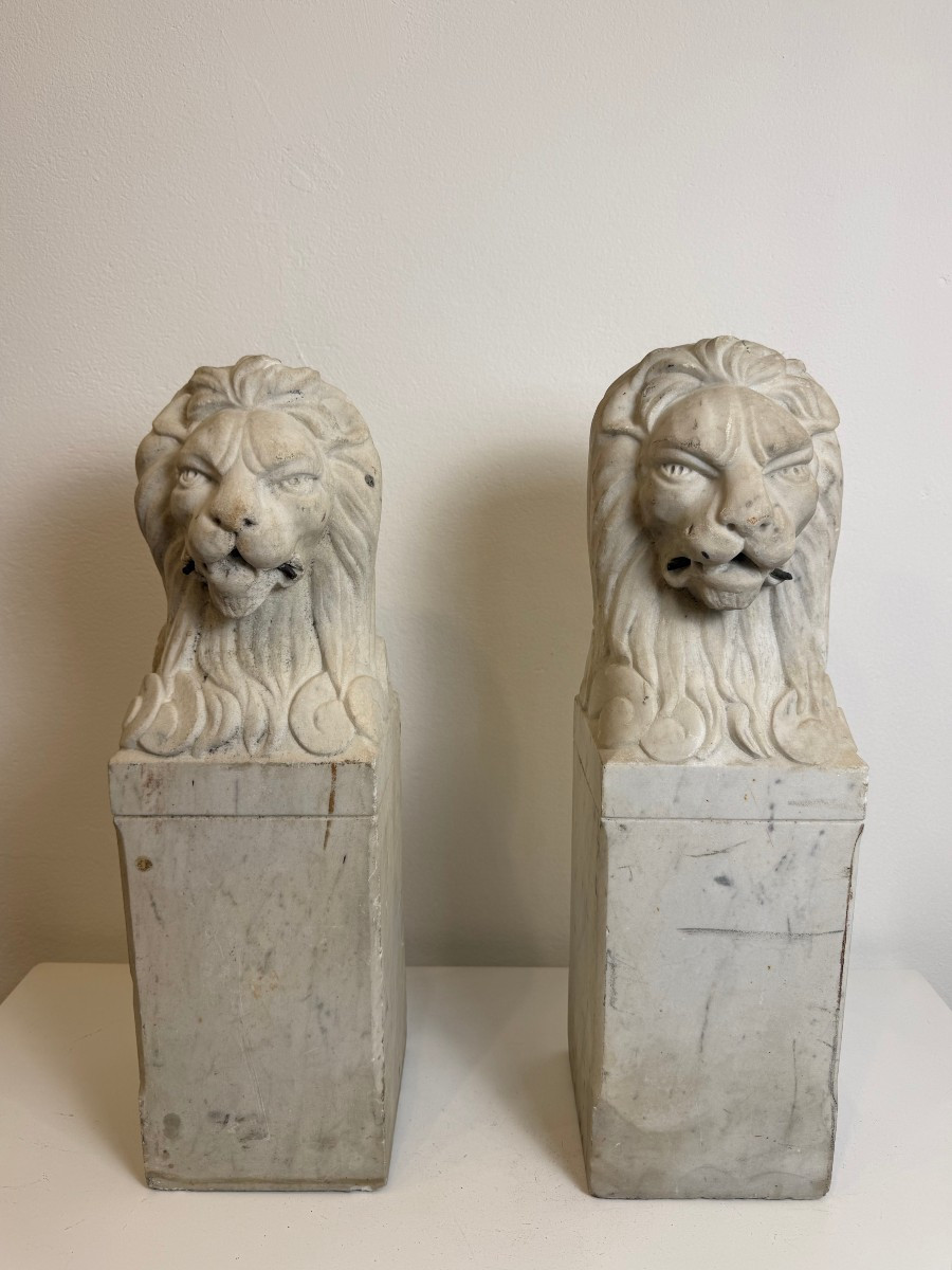 Paire de lions florentins en marbre blanc de Carrare - fin du XIXe siècle