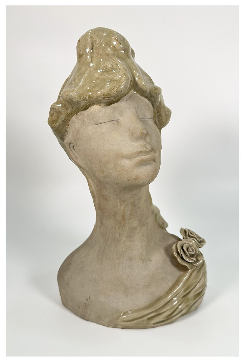 Buste féminin en terre cuite peinte, France, première moitié du XXe siècle