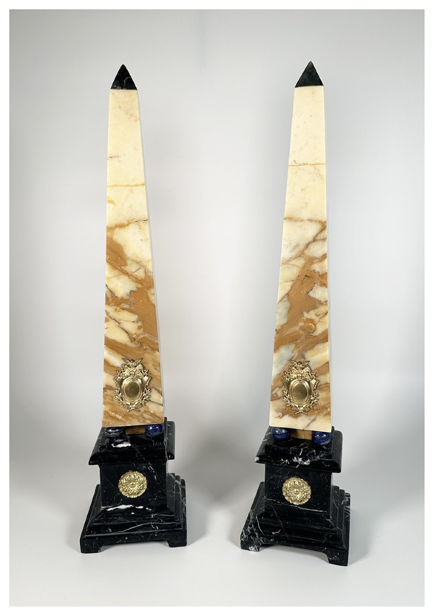 Paire d'obélisques  en marbre, Rome, première moitié du XXe siècle