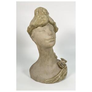 Buste féminin en terre cuite peinte, France, première moitié du XXe siècle